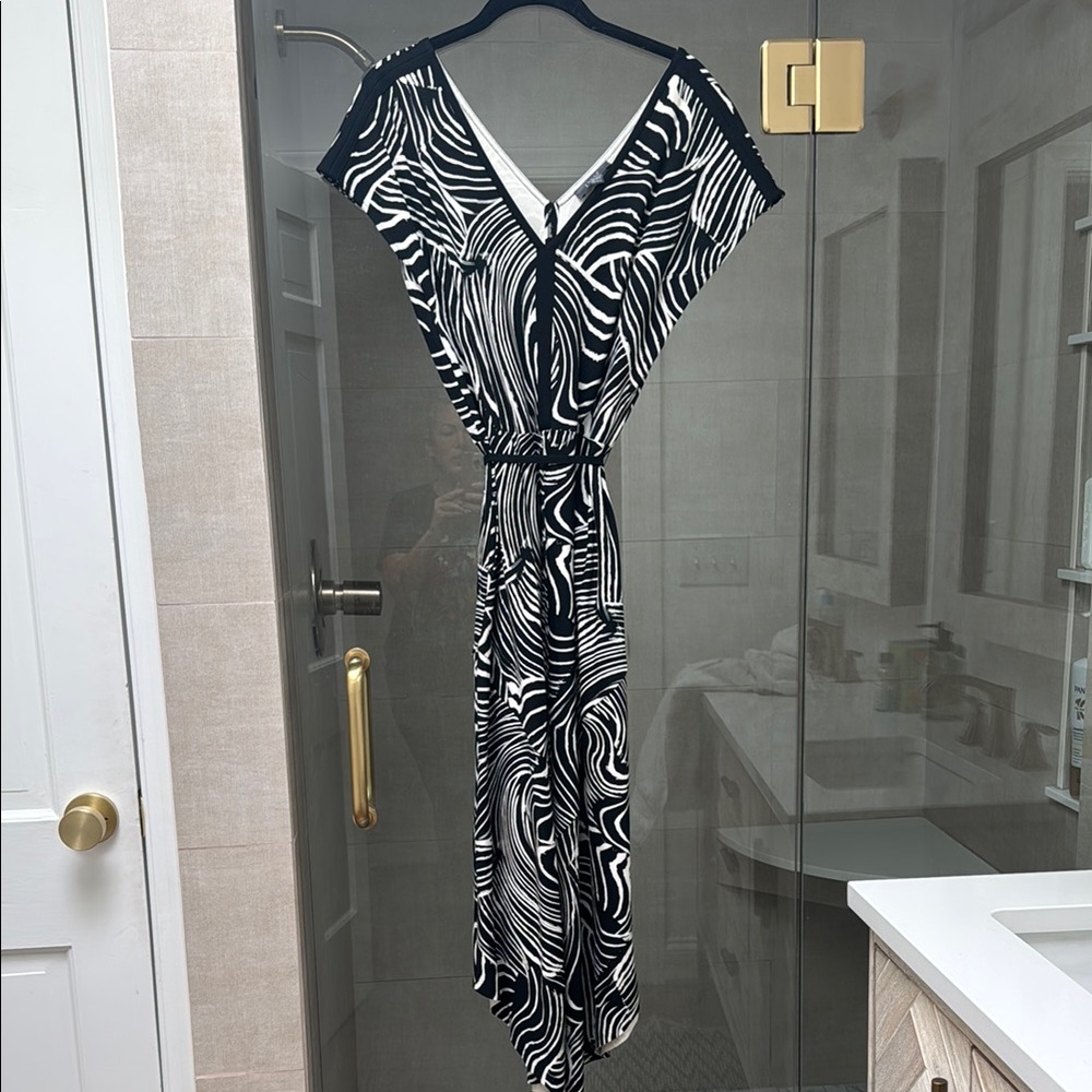 Chic Zebra Print V-Neck Dress w/ Pockets Like New